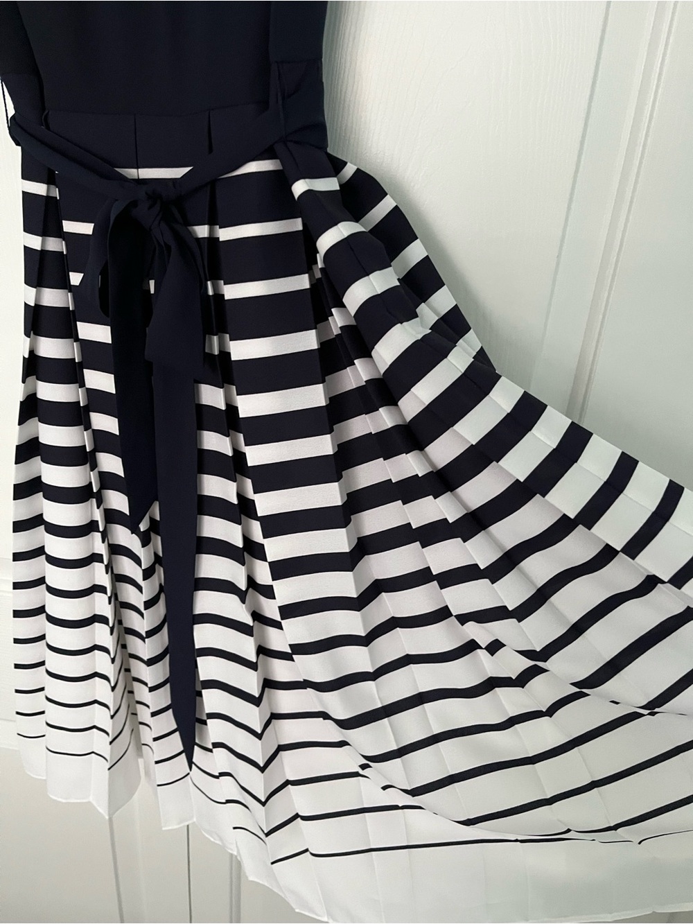 Talbots Fit n Flare Tank Navy and White Pleated Dress with Belt Size 8 - Picture 5 of 6